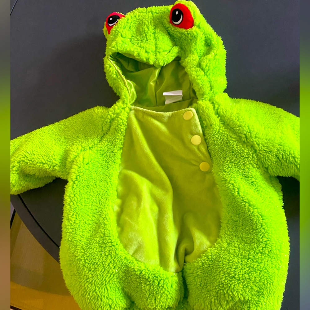 Like new- baby frog costume (0-6mo)